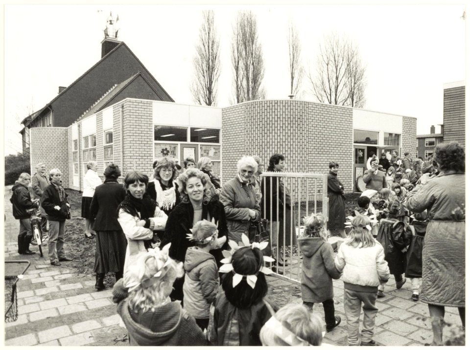 Ouders en leerlingen van de Fuhropschool, nu Openbare Basisschool De Zonnewijzer
