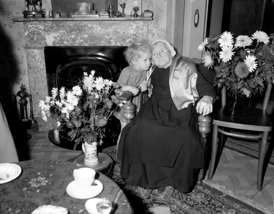 Oudste inwoonster van Zandvoort mevr J van der Mey wordt 102 jaar, Bestanddeelnr 909-1710