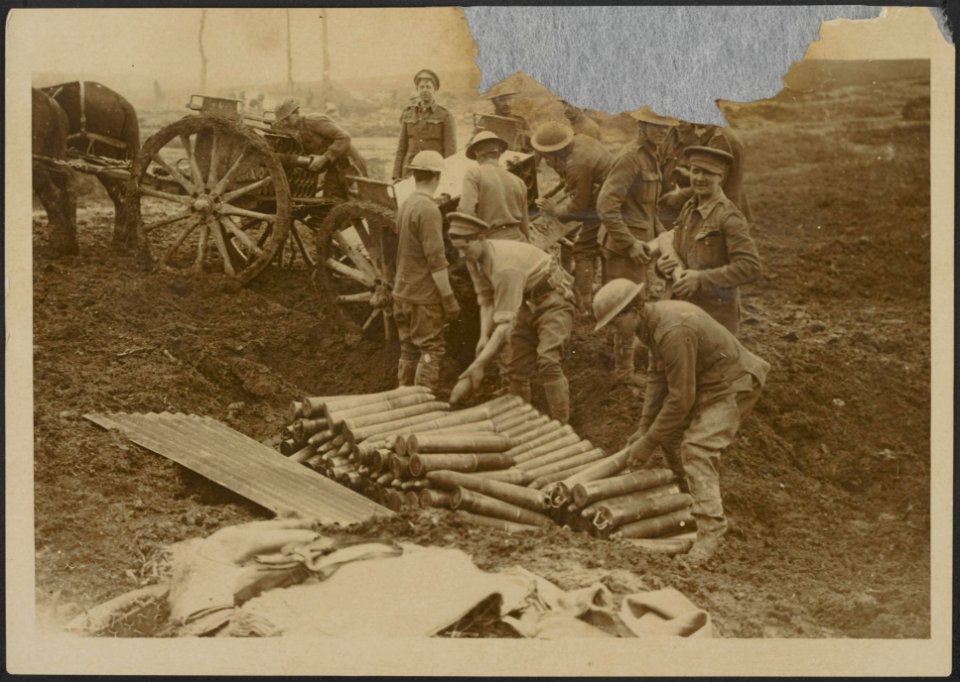 Our ever moving Artillery - unloading ammunition, Bestanddeelnr 158-2744