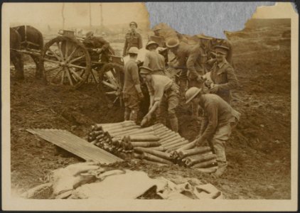 Our ever moving Artillery - unloading ammunition, Bestanddeelnr 158-2744