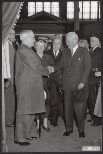 Oud-president Harry Truman arriveert op het Station Hollands Spoor te Den Haag. , Bestanddeelnr 096-0766