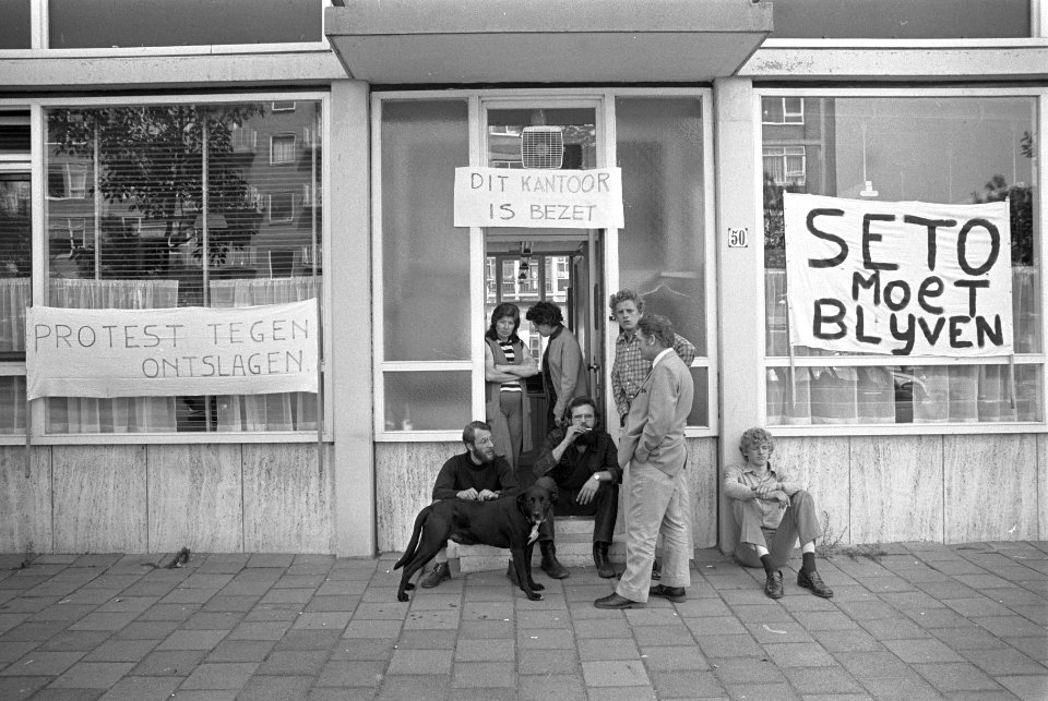 Ouders van LTS-leerlingen in Amsterdam hebben kantoor van bestuur van de ITO-sch, Bestanddeelnr 925-7364