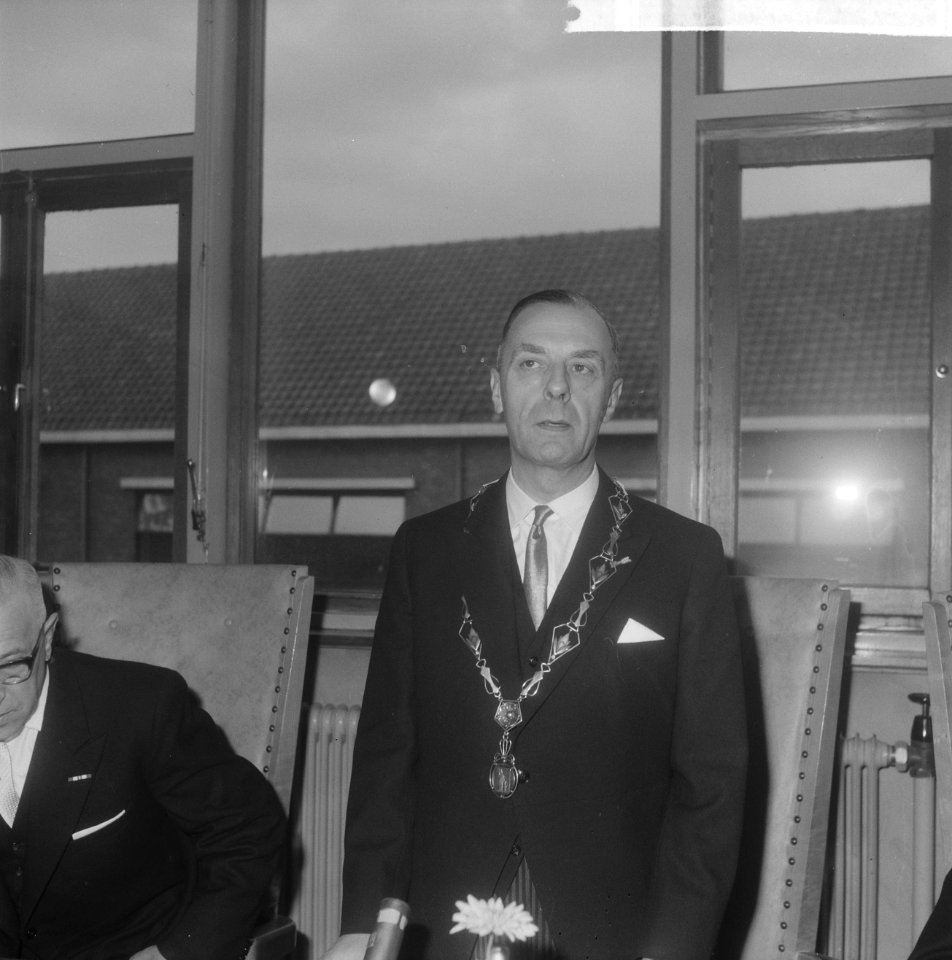 Oud-Gouverneur van Nieuw-Guinea tot burgemeester van Ede geinstalleerd, dr Plat, Bestanddeelnr 914-6207