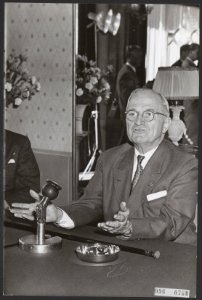 Oud-president Harry Truman tijdens een persconferentie in de Witte Brug te Den, Bestanddeelnr 096-0768