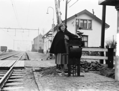 Oudeschoot mevrouw Keijzer spoorwegwachteres verdwijnt, Bestanddeelnr 904-9998