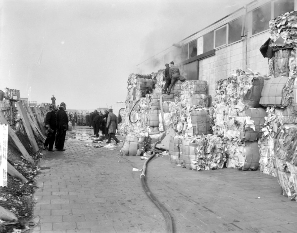 Oudpapierhandel G Jongbloet in Sloterdijk in vlammen opgegaan, Bestanddeelnr 916-2191
