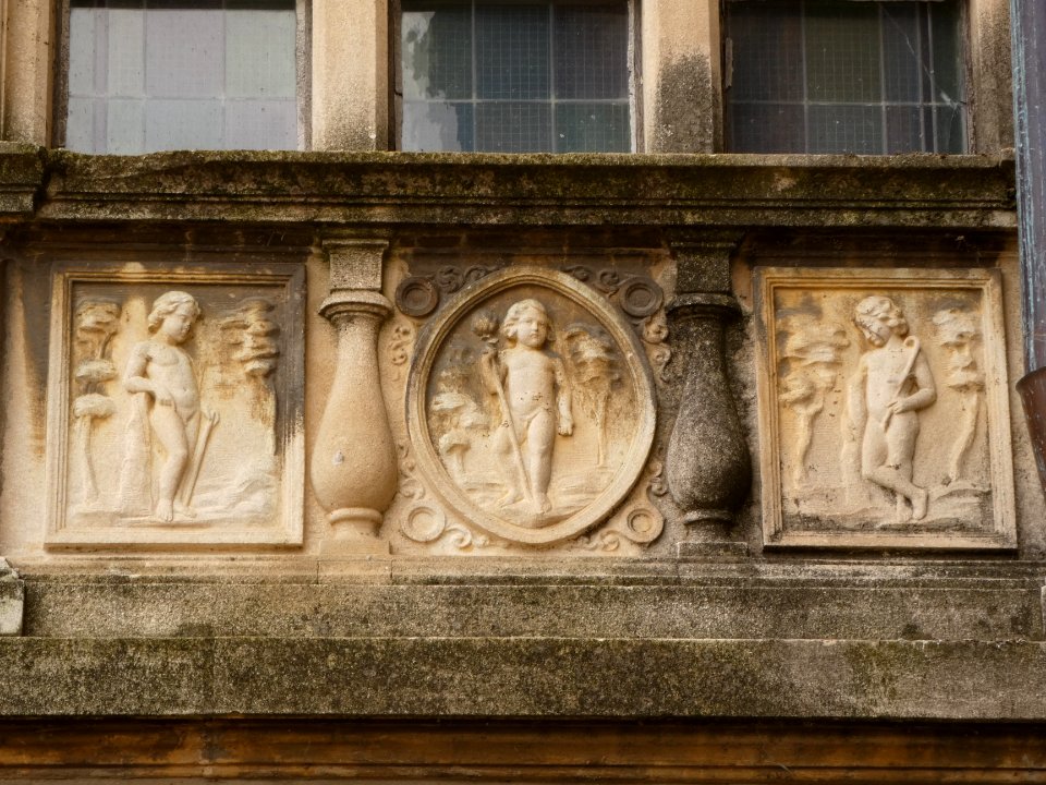 Oullins - Rue du Buisset - Château de la Bussière - Emblèmes sous les grandes fenêtres 06