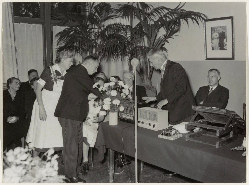 Oud-patiënten van sanatorium Brederodeduin bieden bestuursvoorzitter Dr.O.H. Dijksta ( 2de van rechts) ter gelegenheid van het 25-jarig bestaan een radio aan. NL-HlmNHA 54004103
