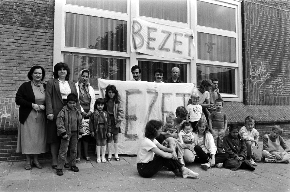 Ouders en leerlingen bezetten basisschool De Smaragd in Amsterdam uit protest te, Bestanddeelnr 933-3675