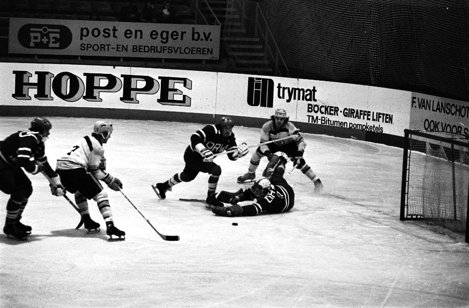 Orwo tegen Amsterdam, ijshockey in Jaap Edenhal aanval van Brussel, Orwokeeper, Bestanddeelnr 927-6303