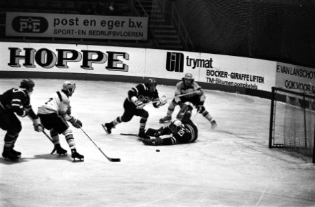 Orwo tegen Amsterdam, ijshockey in Jaap Edenhal aanval van Brussel, Orwokeeper, Bestanddeelnr 927-6303