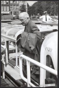 Oud-president Harry Truman brengt bezoek aan Amsterdam. Bij het verlaten van een, Bestanddeelnr 096-0765