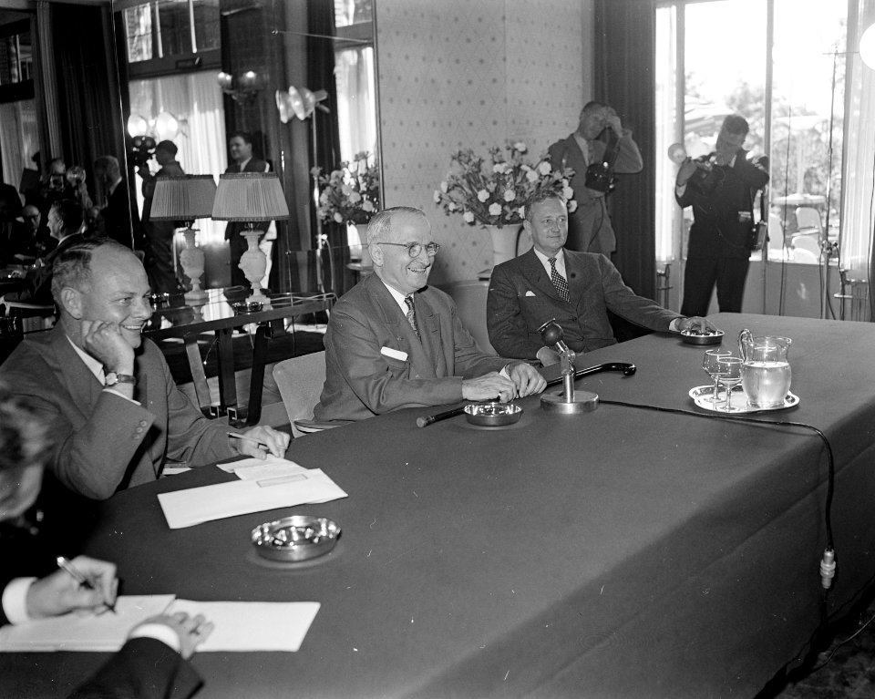 Oud-president Harry Truman tijdens een persconferentie in de Witte Brug te Den, Bestanddeelnr 907-8245