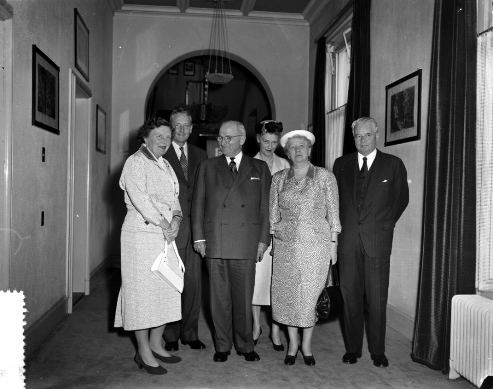 Oud-president Truman ontvangen door koningin Juliana op Paleis Soestdijk. Vlnr. , Bestanddeelnr 907-8293