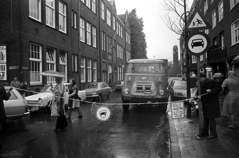 Ouders van schoolgaande kinderen sluiten Chassestraat in Amsterdam af voor verke, Bestanddeelnr 927-4920