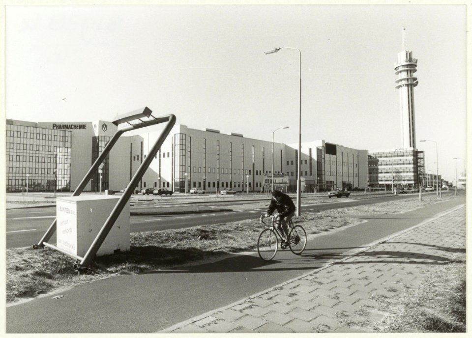 Oudeweg met de PTT-toren en enkele bedrijfspanden. NL-HlmNHA 54031430