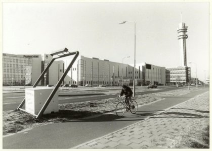 Oudeweg met de PTT-toren en enkele bedrijfspanden. NL-HlmNHA 54031430