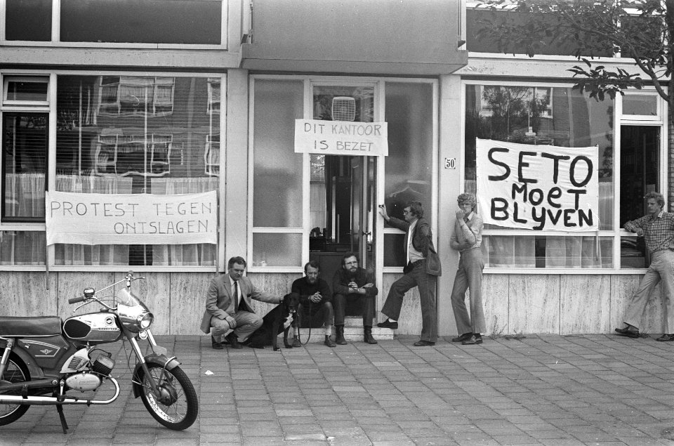 Ouders van LTS-leerlingen in Amsterdam hebben kantoor van bestuur van de ITO-sch, Bestanddeelnr 925-7361