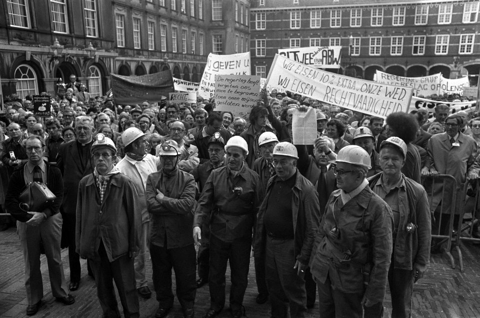 Oud-mijnwerkers demonstreren op Binnenhof tegen te lage pensioenen overzicht de, Bestanddeelnr 928-1603