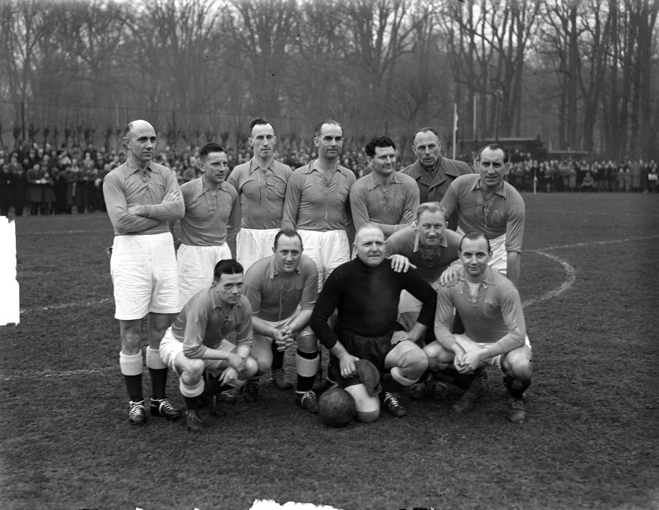 Oudi-nternationals tegen HFC. Elftal Oud-Internationals, Bestanddeelnr 903-7717