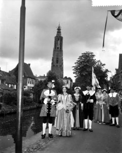 Oudhollandse trouwpartij in Amersfoort, de bruilofsstoet met het bruidspaar trek, Bestanddeelnr 910-5711