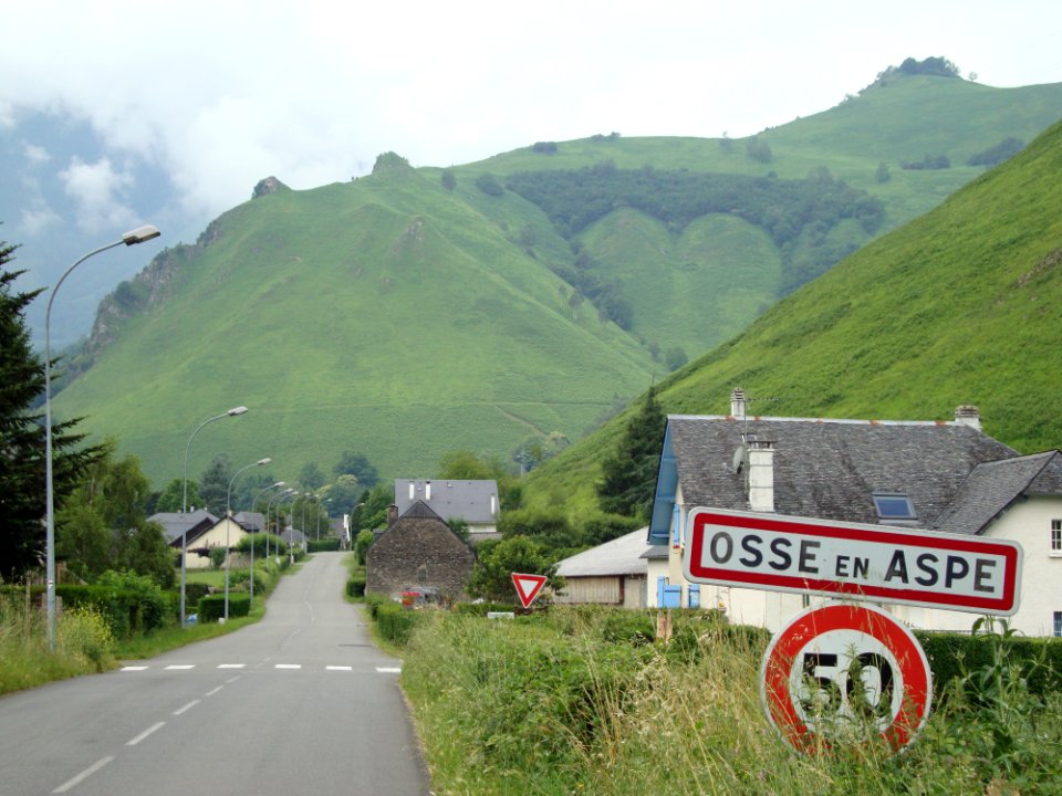 Osse-en-Aspe (Pyr-Atl, Fr) entrée du village