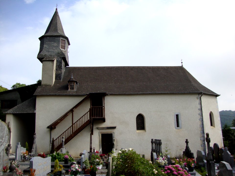Ossas (Ossas-Suhare, Pyr-Atl, Fr) L'eglise avec son escalier extérieur
