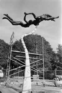 Oud-Spanje-strijders brengen salut bij de onthulling van het Spanje-monument op , Bestanddeelnr 933-6723