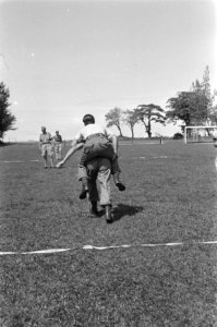 Oud-Hollandse spelen op voetbalveld, Bestanddeelnr 492-2-1