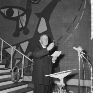Oud-Minister dr. ir. J.A. Ringers opende tentoonstellin BNA , een miljoen woning, Bestanddeelnr 914-4272