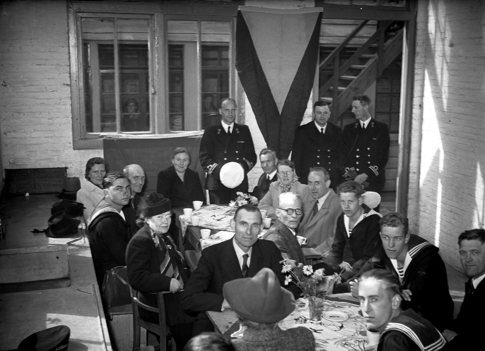 Ouderdag foto tijdens theedrinken, Bestanddeelnr 902-7803
