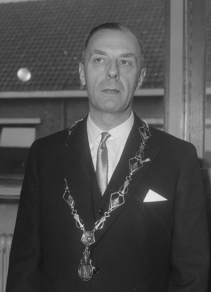 Oud-Gouverneur van Nieuw-Guinea tot burgemeester van Ede geinstalleerd, dr Plat, Bestanddeelnr 914-6207 (cropped)