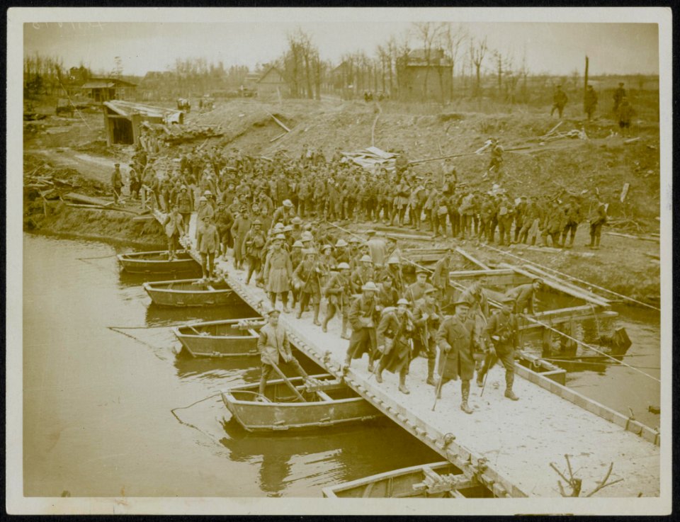 Our boys crossing a pontoon bridge on the heels of the Hun, Bestanddeelnr 158-0100