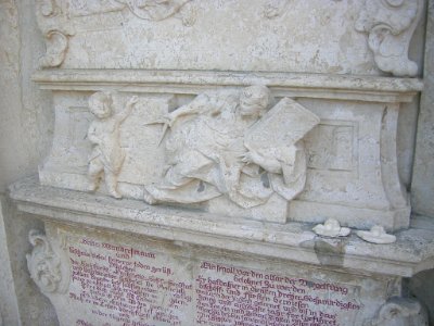 Ostenfriedhof Eichstätt -Grab Gabriel de Gabrieli, Relief unten (2018-08)