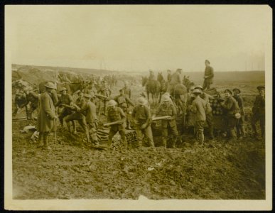 Our ever moving Artillery - unloading ammunition., Bestanddeelnr 158-0046