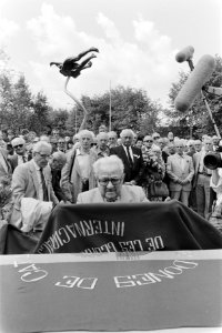 Oud-Spanje-strijders brengen salut bij de onthulling van het Spanje-monument op , Bestanddeelnr 933-6721
