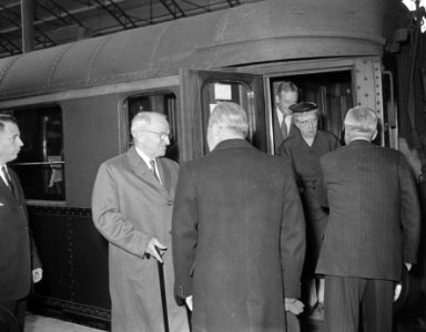 Oud-president Harry Truman arriveert op het Station Hollands Spoor te Den Haag, Bestanddeelnr 907-8242