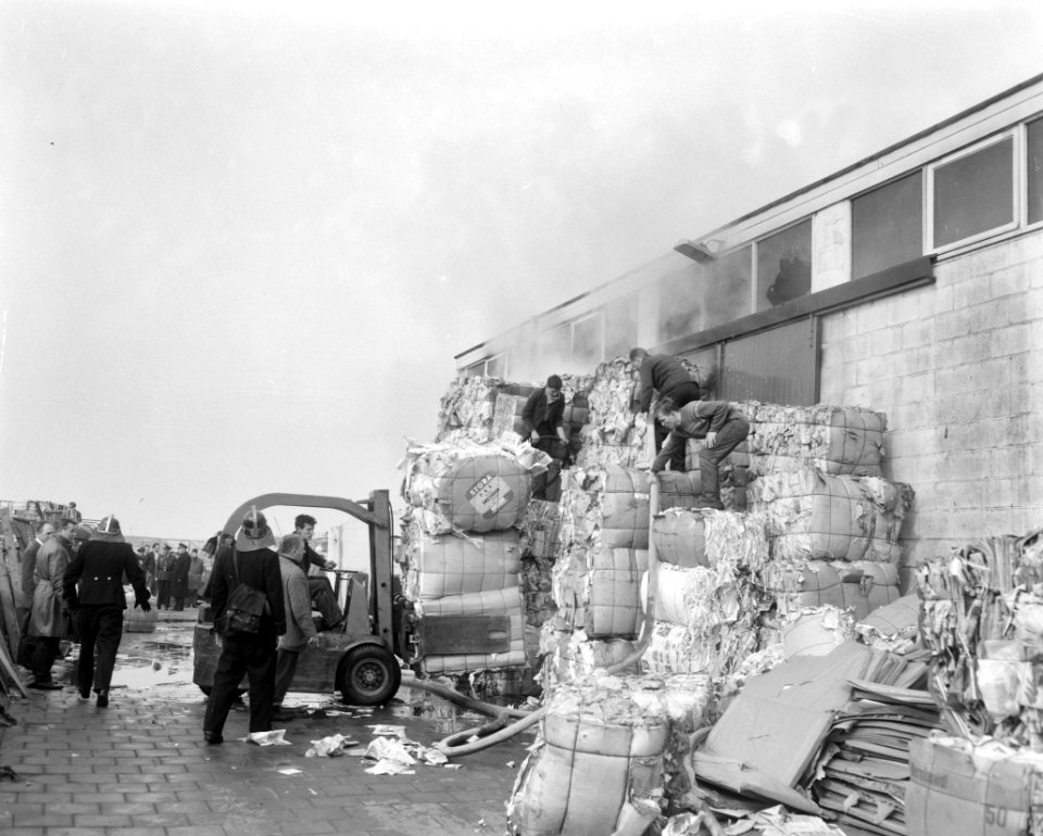 Oudpapierhandel G Jongbloet in Sloterdijk in vlammen opgegaan, Bestanddeelnr 916-2187