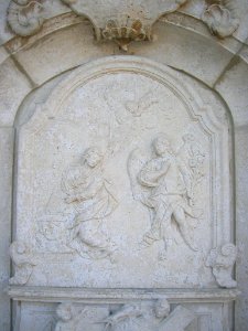 Ostenfriedhof Eichstätt -Grab Gabriel de Gabrieli, Relief Mariä Verkündigung (2018-08)
