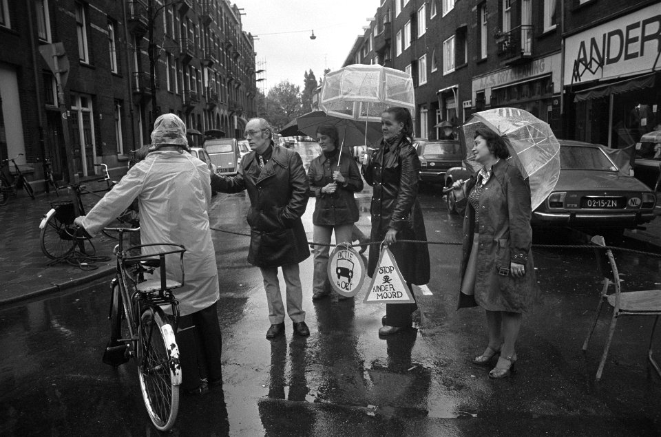 Ouders van schoolgaande kinderen sluiten Chassestraat in Amsterdam af voor verke, Bestanddeelnr 927-4919