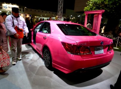 Osaka Motor Show 2013 (46) Toyota CROWN HYBRID ATHLETE G "ReBORN PINK" (S210)