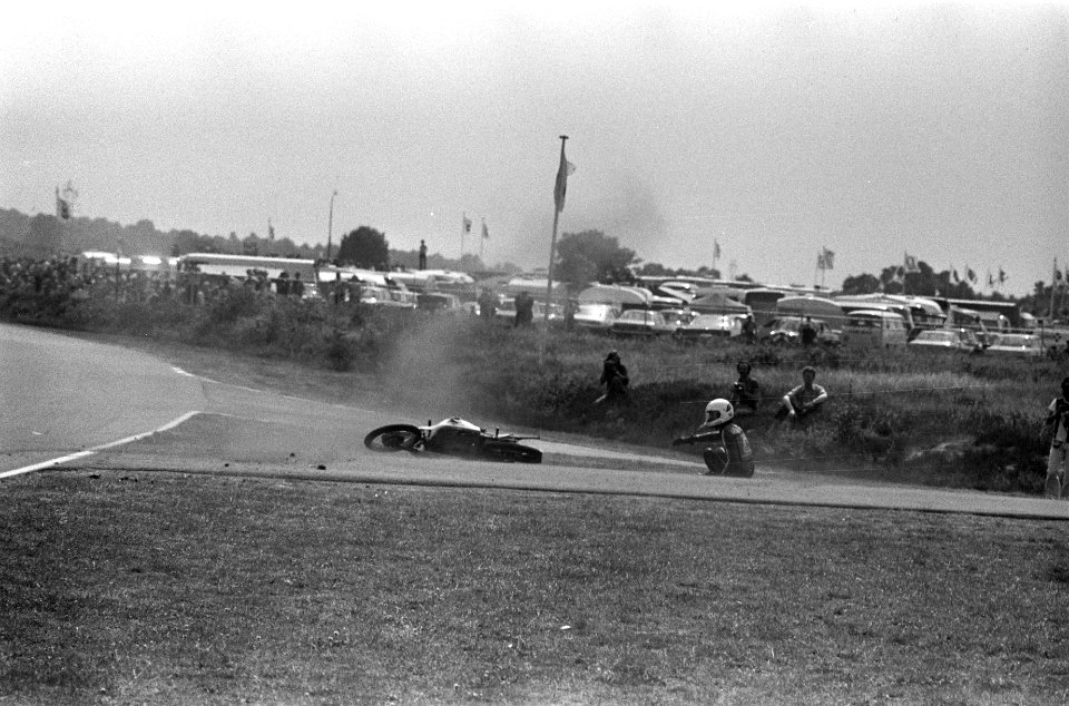 Otello Buscherini gevallen in 125cc-race, Bestanddeelnr 926-5034
