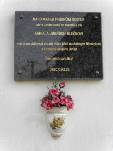 OSELCE - dům členů organizace ÚVOD (plaketa cti)
