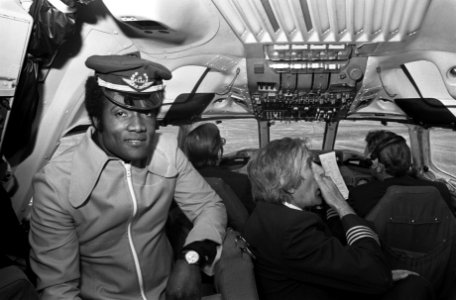 Oscar Harris en Twinkle Stars vertrekken van Schiphol naar Curacao, Oscar Harris, Bestanddeelnr 926-2212