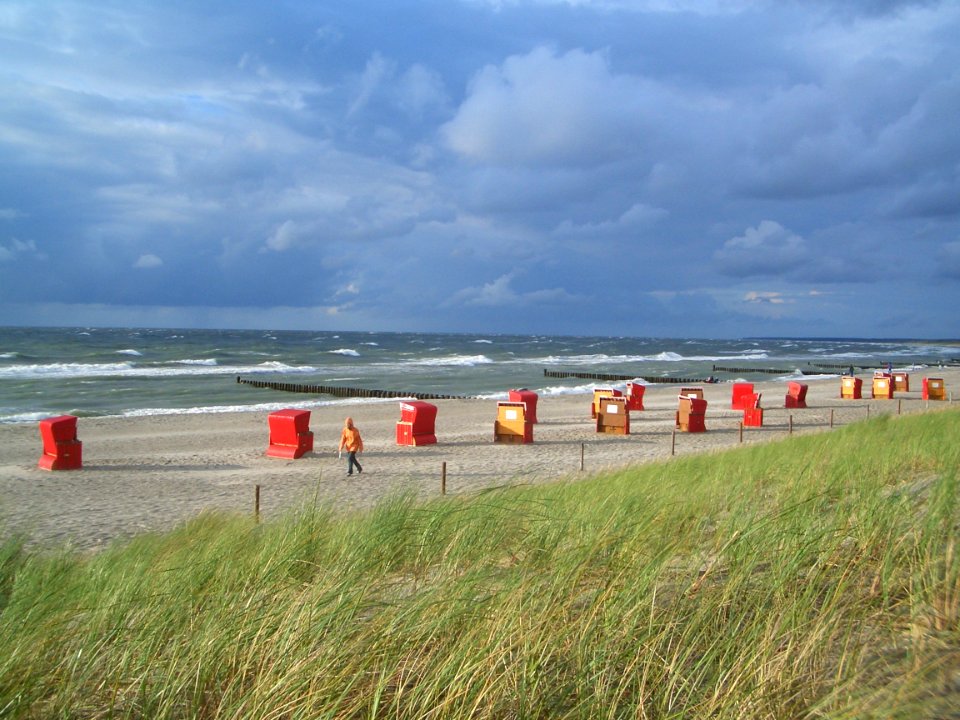 Ostsseestrand mit dunklen Wolken