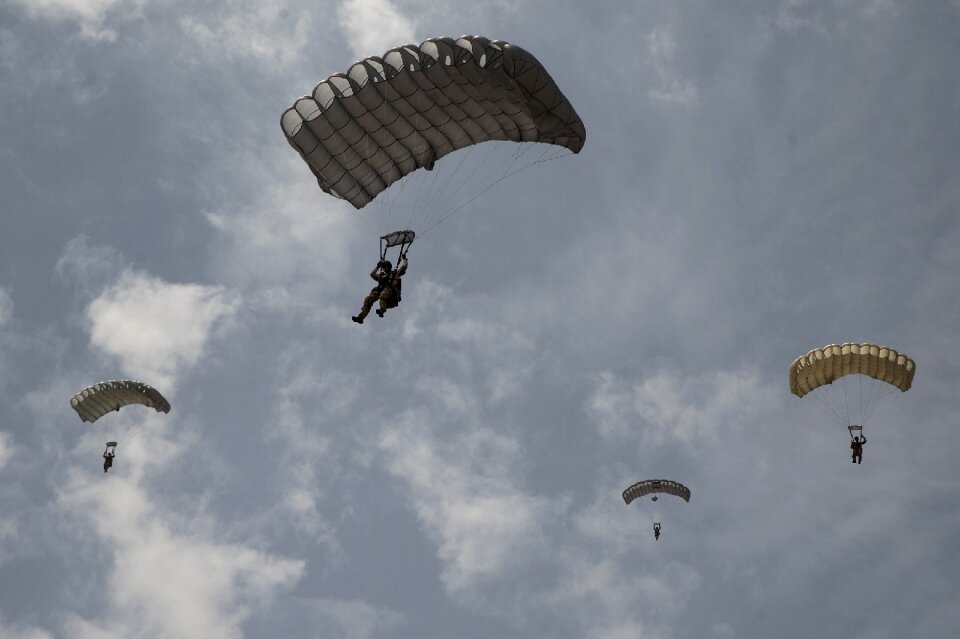 Skydiving parachuting jumping