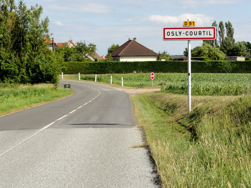 Osly-Courtil (Aisne) city limit sign