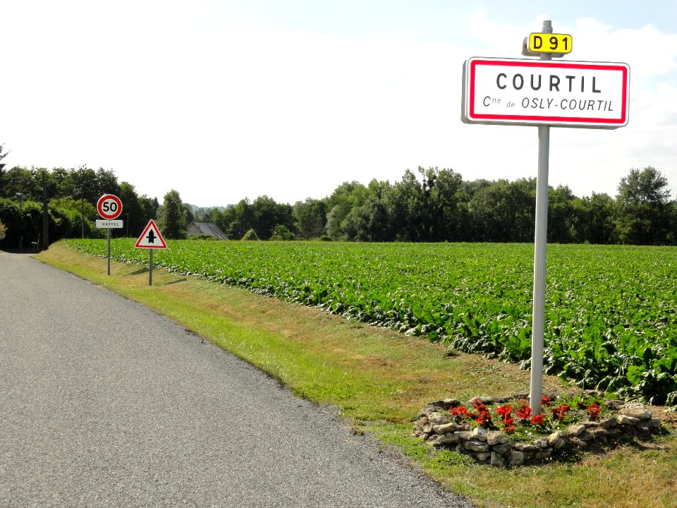 Osly-Courtil (Aisne) city limit sign Courtil