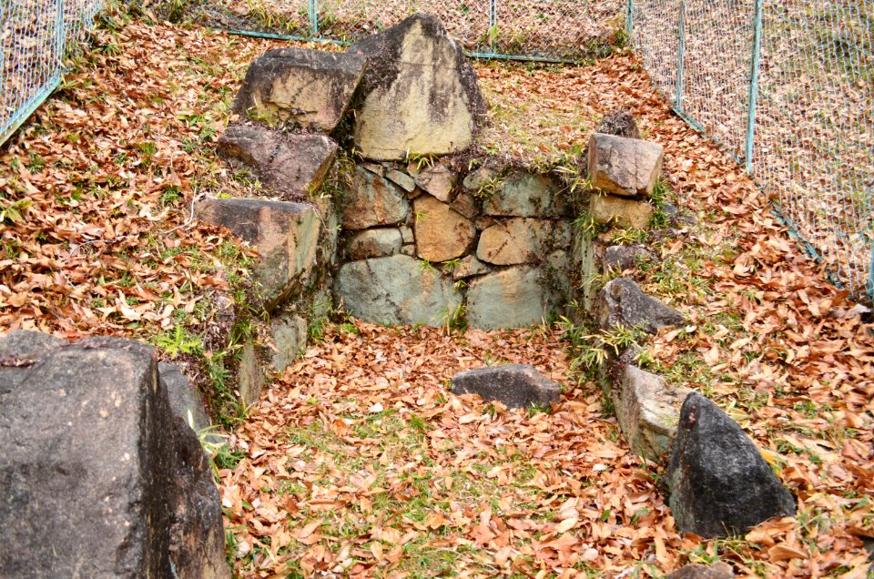 Ossaka Kofun Group-2, sekishitsu