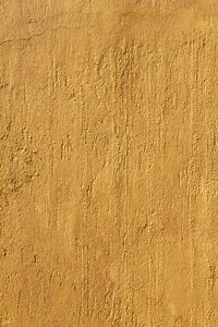 Plastering wall yellow